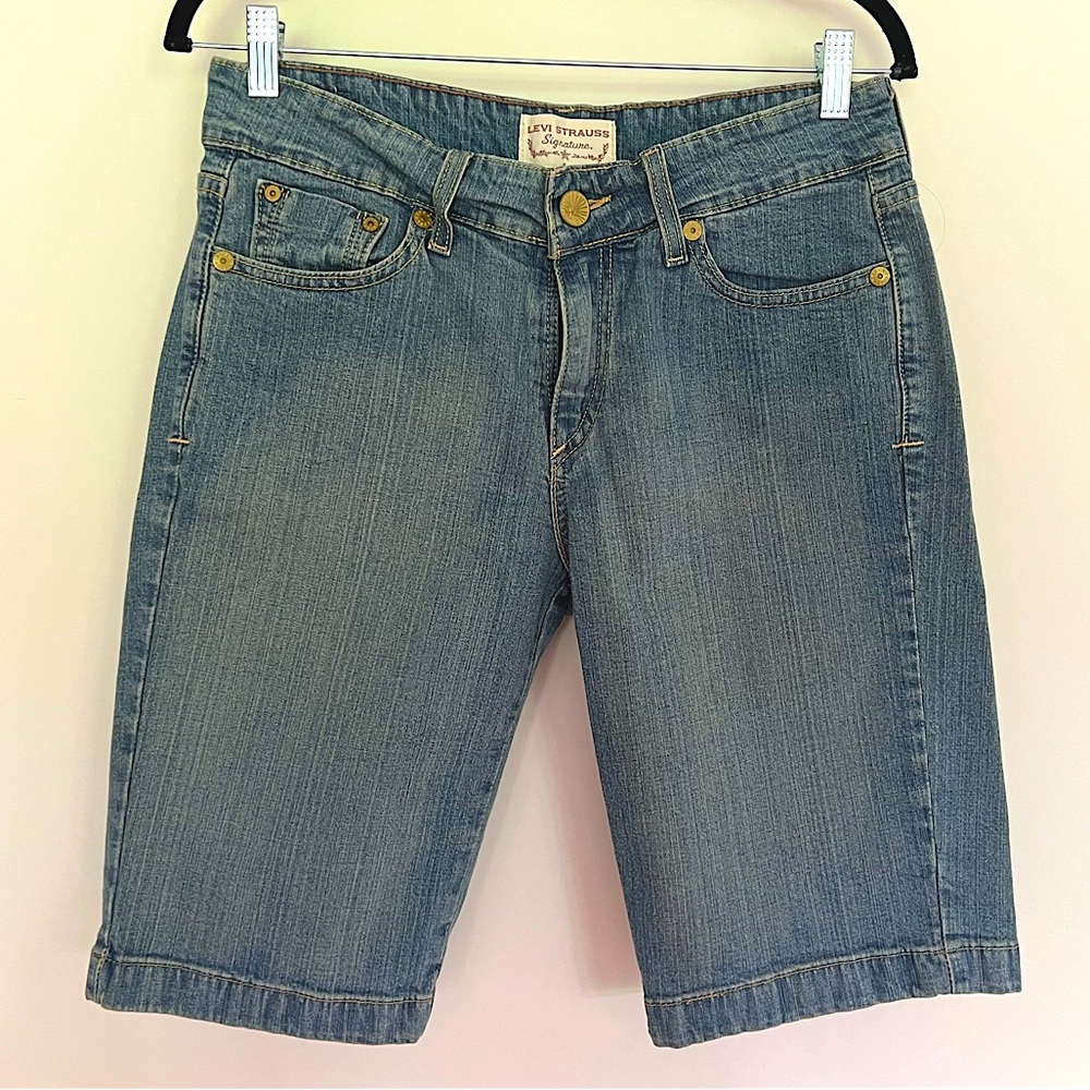 Levi Strauss Signature Women’s EUC Blue Jean Shorts Classic Denim Style Size 8